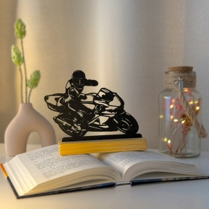 Decoratiune Casa, Motociclist – DECORADI®, Eco-friendly, Baza din Lemn Natural, Design Modern, Negru 13cm – Cadou sau Decoratiune de interior ideala pentru iubitorii de Moto, Printat 3D din PLA ECO(plastic biodegradabil)