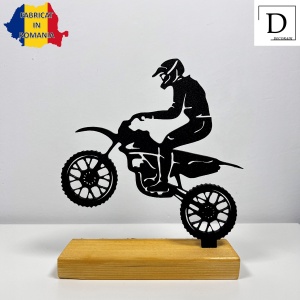Decoratiune Casa, Motociclist – DECORADI®, Eco-friendly, Baza din Lemn Natural, Design Modern, Negru 17cm – Cadou sau Decoratiune de interior ideala pentru iubitorii de Moto, Printat 3D din PLA ECO(plastic biodegradabil) - Img 2