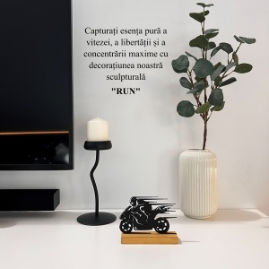 Decoratiune Casa, Motociclist – DECORADI®, Eco-friendly, Baza din Lemn Natural, Design Modern, Negru 11cm – Cadou sau Decoratiune de interior ideala pentru iubitorii de Moto, Printat 3D din PLA ECO(plastic biodegradabil) - Img 4