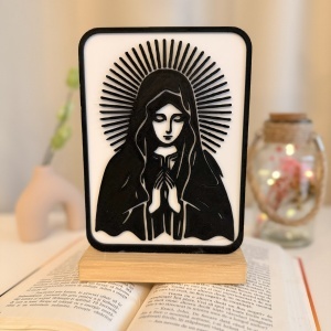 Decoratiune religioasa Fecioara Maria in rugaciune – DECORADI®, Eco-friendly, Baza din Lemn Natural, Design Modern, Alb / Negru 21 cm – Cadou sau Decoratiune de interior spirituala si minimalista, Printat 3D din PLA Eco (plastic biodegradabil)