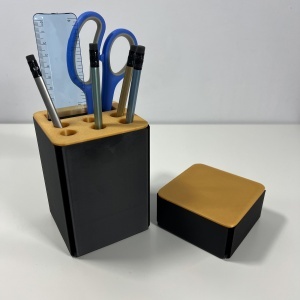 Set organizator de birou multifunctional, Suport 6 instrumente de scris si accesorii (12 X 9 X 9 CM) + Cutiuta suplimentara cu capac (4 X 9 X 9 CM), Auriu/Negru, imprimat 3D din PLA (Bioplastic)