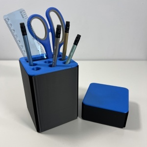 Set organizator de birou multifunctional, Suport 6 instrumente de scris si accesorii (12 X 9 X 9 CM) + Cutiuta suplimentara cu capac (4 X 9 X 9 CM), Albastru/Negru, imprimat 3D din PLA (Bioplastic)