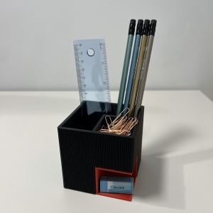 Suport articole birou 2 in 1, Multifunctional, Suport instrumente de scris si accesorii + compartiment inferior fix, Rosu/Negru, 8 CM, imprimat 3D din PLA (Bioplastic)