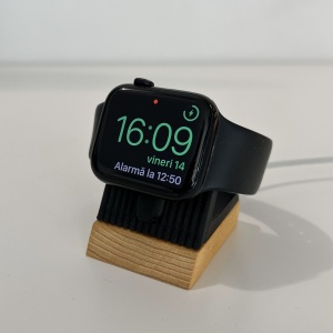Suport Incarcare compatibil cu Apple Watch (Incarcatorul magnetic nu este inclus), Negru, Baza din lemn natural, imprimati 3D din PLA (Bioplastic) - Img 1