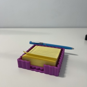 Suport pentru notite de birou cu spatiu dedicat pentru pixuri + sablon pentru liste personalizate, Mov,9.5 cm, imprimat 3D din PLA (Bioplastic)