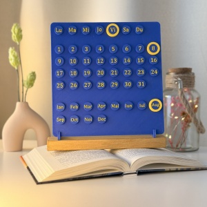 Calendar decorativ birou – Perpetuu, DECORADI®, Eco-friendly, Baza din Lemn Natural, Design Abstract, albastru / galben, 23cm – Cadou sau Decoratiune de interior cu design modern, Printat 3D din PLA ECO (plastic biodegradabil)