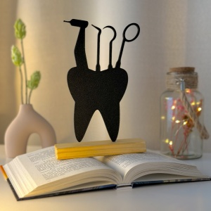 Decoratiune Casa, Dentist – DECORADI®, Eco-friendly, Baza din Lemn Natural, Design Modern, Negru 20cm – Cadou sau Decoratiune de interior ideala pentru Medic Stomatolog, Printat 3D din PLA Eco(plastic biodegradabil)