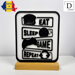 Decoratiune Casa, Gamer – DECORADI®, Eco-friendly, Baza din Lemn Natural, Design Modern, alb / negru 17cm – Cadou sau Decoratiune de interior ideala pentru iubitorii de jocuri video, Printat 3D din PLA(plastic biodegradabil) - Img 2