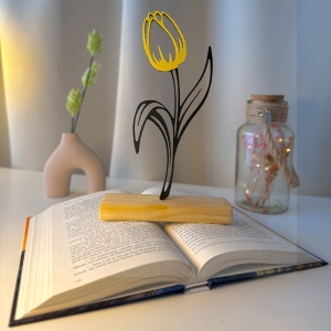 Decoratiune Casa, Lalea – DECORADI®, Eco-friendly, Baza din Lemn Natural, Cadoul Perfect pentru persoana IUBITA, Negru / Galben 22 cm – Decoratiune de interior cu Design Modern, Printat 3D din PLA Eco (plastic biodegradabil)