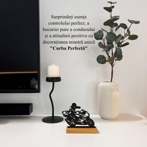 Decoratiune Casa, Motociclist – DECORADI®, Eco-friendly, Baza din Lemn Natural, Design Modern, Negru 13cm – Cadou sau Decoratiune de interior ideala pentru iubitorii de Moto, Printat 3D din PLA ECO(plastic biodegradabil) - Img 4