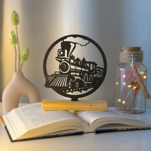 Decoratiune Casa, Tren clasic – DECORADI®, Eco-friendly, Baza din Lemn Natural, Design Modern, Negru 16cm – Cadou sau Decoratiune de interior ideala pentru iubitorii de calatorii, Printat 3D din PLA ECO (plastic biodegradabil)