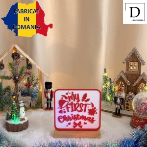 Decorațiune Crăciun, „My First Christmas”– Eco-friendly, Baza din Lemn Natural, Alb/Rosu, 17cm, Handmade, Decor Interior Birou, Sufragerie, Cadou Crăciun, Printat 3D din PLA Eco (plastic biodegradabil), DECORADI® - Img 3