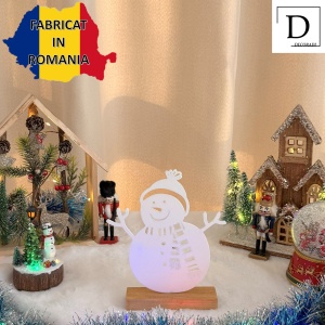 Decorațiune Crăciun, Om de Zăpadă – Eco-friendly, Baza din Lemn Natural, Alb, 21.5 cm, Handmade, Decor Interior Birou, Sufragerie, Cadou Crăciun, Printat 3D din PLA Eco (plastic biodegradabil), DECORADI® - Img 3
