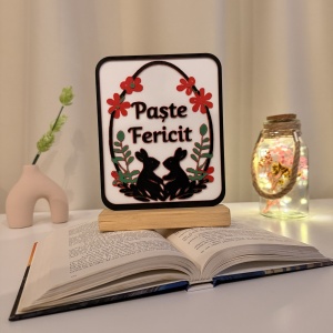 Decoratiune Paste Fericit, Eco-friendly, Baza din Lemn Natural, Multicolor, 19 cm, Handmade, Decor Interior Birou, Sufragerie, Cadou Paste, Printat 3D din PLA Eco (plastic biodegradabil), DECORADI®