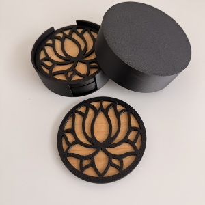 Set 4 suporturi / coastere pahare, Lotus, rotund, diametru 10.5 cm, baza din lemn natural, Negru / Auriu, cutie inclusa, imprimate 3D