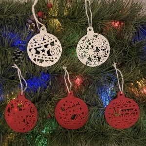 Set 5 ornamente brad Craciun Eco-friendly, Alb/Rosu, diametru 9 cm, Cadou Crăciun, Printat 3D din PLA Eco (plastic biodegradabil), DECORADI®