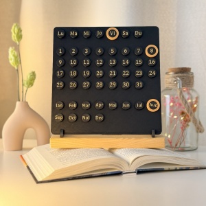 Calendar decorativ birou – Perpetuu, DECORADI®, Eco-friendly, Baza din Lemn Natural, Design Abstract, negru / auriu, 23cm – Cadou sau Decoratiune de interior cu design modern, Printat 3D din PLA ECO (plastic biodegradabil)
