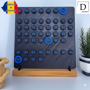 Calendar decorativ birou – Perpetuu, DECORADI®, Eco-friendly, Baza din Lemn Natural, Design Abstract, negru / albastru, 23cm – Cadou sau Decoratiune de interior cu design modern, Printat 3D din PLA ECO (plastic biodegradabil) - Img 2