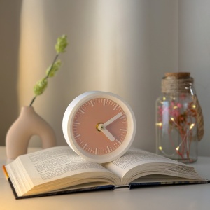 Ceas de birou - Mecanism SILENTIOS – DECORADI®, Eco-friendly, Design Modern, Colectie Kaleia, Alb / Roz deschis, Diametru 11cm – Cadou sau Ceas de camera decorativ cu design modern, Printat 3D din PLA ECO (plastic biodegradabil)