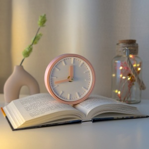 Ceas de birou - Mecanism SILENTIOS – DECORADI®, Eco-friendly, Design Modern, Colectie Spectrum, Alb / Roz deschis, Diametru 11cm – Cadou sau Ceas de camera decorativ cu design modern, Printat 3D din PLA ECO(plastic biodegradabil)