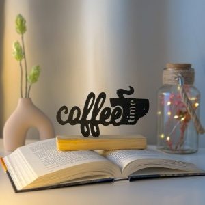 Decoratiune Casa, Coffee Time – DECORADI®, Eco-friendly, Baza din Lemn Natural, Design Modern, Negru 10 cm – Cadou sau Decoratiune de interior ideala pentru iubitorii de cafea, Printat 3D din PLA Eco (plastic biodegradabil)