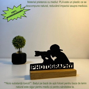 Decoratiune Casa, Fotograf – DECORADI®, Eco-friendly, Baza din Lemn Natural, Design Modern, Negru 10cm – Cadou sau Decoratiune interior ideala pentru iubitorii de fotografie, Printat 3D din PLA ECO (plastic biodegradabil) - Img 3