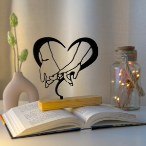 Decoratiune Casa, INDRAGOSTITI tinandu-se de mana – DECORADI®, Eco-friendly, Baza din Lemn Natural, Design Modern, Negru 16cm – Cadou sau Decoratiune de interior ideala pentru cupluri, Printat 3D din PLA Eco (plastic biodegradabil)