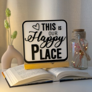 Decoratiune Casa, Our Happy Place – DECORADI®, Eco-friendly, Baza din Lemn Natural, Design Modern, alb / negru 15cm – Cadou sau Decoratiune de interior ideala pentru Casa Noua, Printat 3D din PLA ECO (plastic biodegradabil)