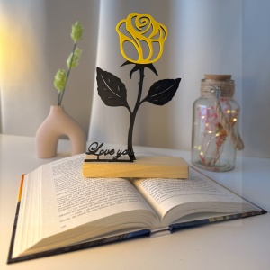 Decoratiune Casa, Trandafir LOVE YOU – DECORADI®, Eco-friendly, Baza din Lemn Natural, Cadoul Perfect pentru persoana IUBITA, Negru / Galben 22cm – Decoratiune de interior cu Design Modern, Printat 3D din PLA (plastic biodegradabil)