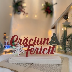 Decorațiune Crăciun Fericit – Eco-friendly, Baza din Lemn Natural, Multicolor 11.5cm, Handmade, Decor Interior Birou, Sufragerie, Cadou Crăciun, Printat 3D din PLA Eco (plastic biodegradabil), DECORADI®