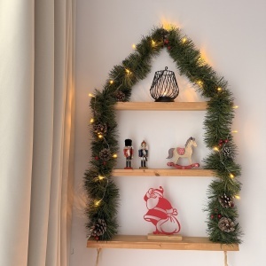 Decorațiune Crăciun, Moș Crăciun cu Sacul de Cadouri – Eco-friendly, Baza din Lemn Natural, Rosu 21.5cm, Handmade, Decor Interior Birou, Sufragerie, Cadou Crăciun, Printat 3D din PLA Eco (plastic biodegradabil), DECORADI® - Img 5