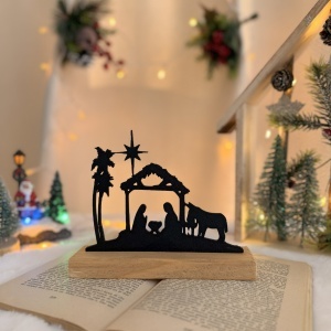 Decorațiune Crăciun Nașterea Domnului– Eco-friendly, Baza din Lemn Natural, Negru 13cm, Handmade, Decor Interior Birou, Sufragerie, Cadou Crăciun, Printat 3D din PLA Eco (plastic biodegradabil), DECORADI®