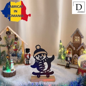 Decorațiune Crăciun, Pinguin pe Skateboard – Eco-friendly, Baza din Lemn Natural, Negru 21.5cm, Handmade, Decor Interior Birou, Sufragerie, Cadou Crăciun, Printat 3D din PLA Eco (plastic biodegradabil), DECORADI® - Img 3