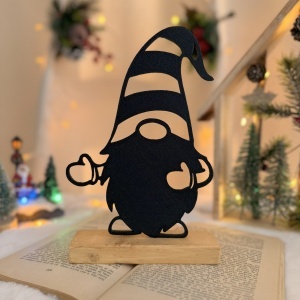 Decorațiune Crăciun, Spiriduș de Sărbători – Eco-friendly, Baza din Lemn Natural, Negru 21.5cm, Handmade, Decor Interior Birou, Sufragerie, Cadou Crăciun, Printat 3D din PLA Eco (plastic biodegradabil), DECORADI®