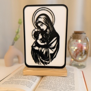 Decoratiune religioasa Fecioara Maria cu Pruncul – DECORADI®, Eco-friendly, Baza din Lemn Natural, Design Modern, Alb / Negru 22 cm – Cadou sau Decoratiune de interior spirituala si minimalista, Printat 3D din PLA Eco (plastic biodegradabil)