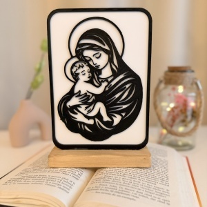Decoratiune religioasa Fecioara Maria cu Pruncul – DECORADI®, Eco-friendly, Baza din Lemn Natural, Design Modern, Alb / Negru 21 cm – Cadou sau Decoratiune de interior spirituala si minimalista, Printat 3D din PLA Eco (plastic biodegradabil)