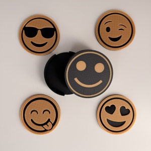 Set 4 suporturi / coastere pahare, Emoji, rotund, diametru 9 cm, Negru / Auriu, cutie inclusa, imprimate 3D