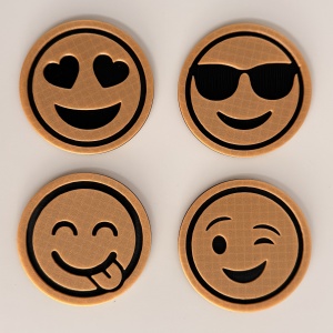 Set 4 suporturi / coastere pahare, Emoji, rotund, diametru 9 cm, Negru / Auriu, cutie inclusa, imprimate 3D - Img 2