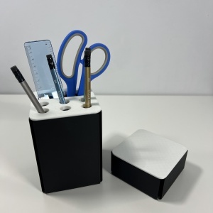 Set organizator de birou multifunctional, Suport 6 instrumente de scris si accesorii (12 X 9 X 9 CM) + Cutiuta suplimentara cu capac (4 X 9 X 9 CM), Alb/Negru, imprimat 3D din PLA (Bioplastic)
