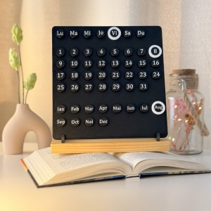 Calendar decorativ birou – Perpetuu, DECORADI®, Eco-friendly, Baza din Lemn Natural, Design Abstract, negru / alb, 23cm – Cadou sau Decoratiune de interior cu design modern, Printat 3D din PLA ECO (plastic biodegradabil)