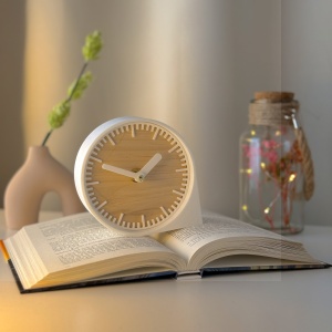 Ceas de birou - Mecanism SILENTIOS – DECORADI®, Eco-friendly, Cadran din Lemn Natural, Design Modern, Alb, Diametru 11 cm – Cadou sau Ceas de camera decorativ cu design modern, Printat 3D din PLA ECO(plastic biodegradabil)