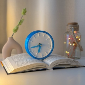 Ceas de birou - Mecanism SILENTIOS – DECORADI®, Eco-friendly, Design Modern, Colectie Spectrum, Alb / Albastru inchis, Diametru 11cm – Cadou sau Ceas de camera decorativ cu design modern, Printat 3D din PLA ECO(plastic biodegradabil)