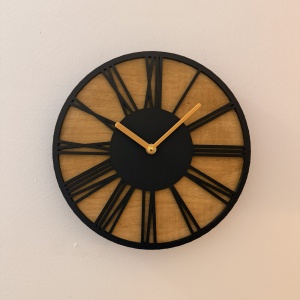 Ceas decorativ de perete, Mecanism SILENTIOS, DECORADI®, Diametru 26 cm, Afisare cu cifre Romane, Cadran din LEMN NATURAL, Eco-friendly, Design Modern, Negru, Printat 3D din PLA ECO(plastic biodegradabil)