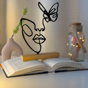 Decoratiune Casa, Chipul cu Fluture – DECORADI®, Eco-friendly, Baza din Lemn Natural, Design Abstract, Negru 22cm – Cadou sau Decoratiune de interior cu design modern, Printat 3D din PLA Eco (plastic biodegradabil)