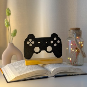 Decoratiune Casa, Controller Consola – DECORADI®, Eco-friendly, Baza din Lemn Natural, Design Modern, Negru 11.5cm – Cadou sau Decoratiune de interior ideala pentru iubitorii de jocuri video, Printat 3D din PLA(plastic biodegradabil)
