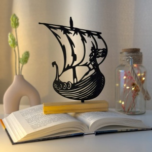 Decoratiune Casa, Corabie – DECORADI®, Eco-friendly, Baza din Lemn Natural, Design Modern, Negru 20cm – Cadou sau Decoratiune de interior ideala pentru iubitorii de calatorii, Printat 3D din PLA Eco(plastic biodegradabil)