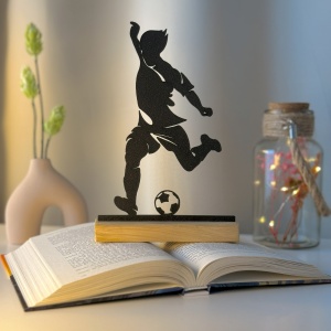 Decoratiune Casa, Fotbalist – DECORADI®, Eco-friendly, Baza din Lemn Natural, Design Abstract, Negru 21cm – Cadou sau Decoratiune de interior ideala pentru iubitorii de sport, Printat 3D din PLA Eco (plastic biodegradabil)