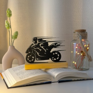 Decoratiune Casa, Motociclist – DECORADI®, Eco-friendly, Baza din Lemn Natural, Design Modern, Negru 11cm – Cadou sau Decoratiune de interior ideala pentru iubitorii de Moto, Printat 3D din PLA ECO(plastic biodegradabil)