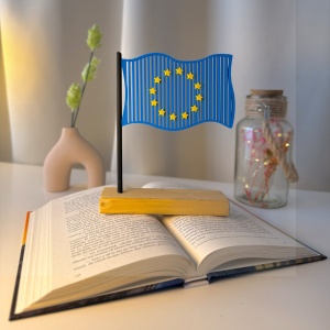 Decoratiune Casa, Steag Uniunea Europeana – DECORADI®, Eco-friendly, Baza din Lemn Natural, Design Abstract, albastru/galben 17.5cm – Cadou sau Decoratiune de interior cu design modern, Printat 3D din PLA Eco (plastic biodegradabil)