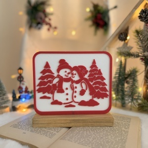 Decorațiune Crăciun, Omuleți de Zăpadă – Eco-friendly, Baza din Lemn Natural, Alb/Rosu, 14.5cm, Handmade, Decor Interior Birou, Sufragerie, Cadou Crăciun, Printat 3D din PLA Eco (plastic biodegradabil), DECORADI®